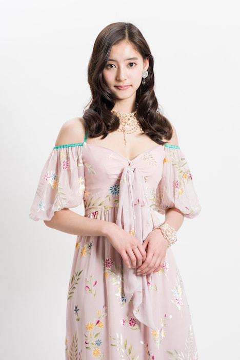 開菜々果役の新木優子。