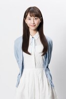 塚本ひとみ役の松井玲奈。