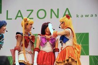 発言者にちょっかいを出し、叱られる小林かれん。