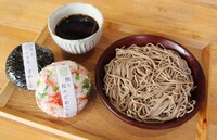 かむげんで提供される「五殿山のお野菜もおいしいよ！『山菜つけ蕎麦とおにぎりのセット』」。