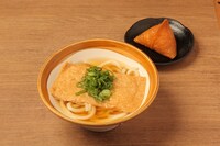 讃岐うどん 伊吹や製麺 秋葉原UDX店で提供される「紺のコンコンお狐様セット」。