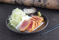 京都勝牛 秋葉原で提供される「棗屋の和定食 鮪カツ和風タルタル膳」。