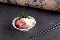 京都勝牛 秋葉原で提供される「棗屋のお惣菜 鮪山かけ」。