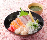 築地食堂 源ちゃん 秋葉原UDX店で提供される「ミス・プラムの海鮮宝石箱（日替わり海鮮丼）」。