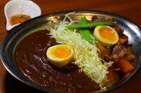 カレーの市民アルバ 秋葉原本店で提供される「佐久スペシャル肉じゃがライスカリー」。
