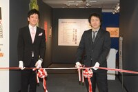 オープニングセレモニーの様子。左から菅原喜一郎編集長、真島ヒロ。