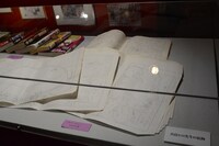 真島ヒロの私物。「RAVE一話ネーム もはや古文書」という説明は真島の手書き。