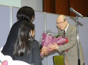 読者から花束を受け取る泉昭二。