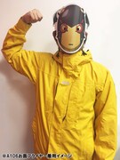 「A106お面フライヤー」の着用イメージ。