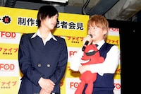 左から黒羽麻璃央、西井幸人。