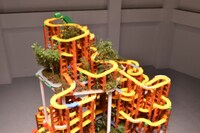 CM「CROSSOVER THE WORLD #1 トミカ篇」では撮影のため5メートルを超えるトミカタワーが制作された。