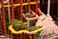 CM「CROSSOVER THE WORLD #1 トミカ篇」より。