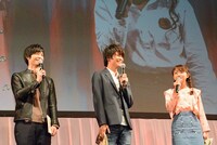 アニメ「タイガーマスクW」トークイベントの様子。左から梅原裕一郎、八代拓、三森すずこ。