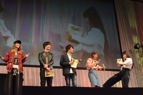 会場全体でのガヤ収録を盛り上げるキャスト陣。