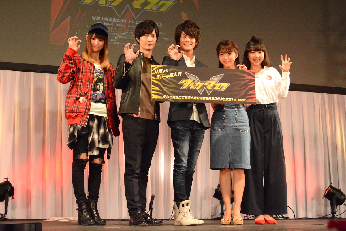 アニメ「タイガーマスクW」トークイベントの様子。左から小林ゆう、梅原裕一郎、八代拓、三森すずこ、橘田いずみ。