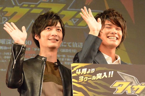 左から梅原裕一郎、八代拓。