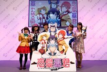 左から長野佑紀、青山吉能、小野賢章、沼倉愛美、大坪由佳。