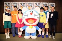 左から、チッポ役の佃井皆美、ジャイアン役の皇希、しずかちゃん役の樋口日奈（乃木坂46）、ドラえもん、のび太役の小越勇輝、スネ夫役の陳内将、鴻上尚史。撮影：田中亜紀