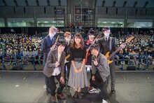 前列左から内山昂輝、早見沙織、山下大輝。後列はin No hurry to shoutのコスプレイヤー。