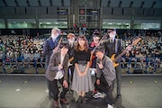 前列左から内山昂輝、早見沙織、山下大輝。後列はin No hurry to shoutのコスプレイヤー。