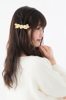 六弥ナギモデルのバレッタの着用例。