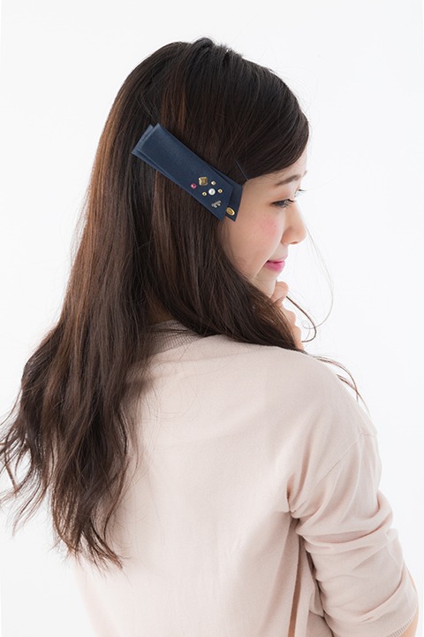 百モデルのバレッタの着用例。