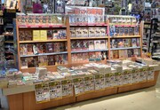 文教堂書店二子玉川店の店頭展開の様子。書店員からのコメント「店頭でも親子連れの方などに良い反応をいただいています」。