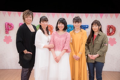 左より緒方恵美、久川綾、丹下桜、岩男潤子、くまいもとこ。