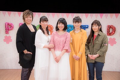 左より緒方恵美、久川綾、丹下桜、岩男潤子、くまいもとこ。