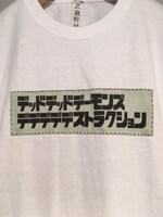 「『デッドデッドデーモンズデデデデデストラクション』×『武蔵野縫製』ロゴのTシャツ」