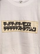「『デッドデッドデーモンズデデデデデストラクション』×『武蔵野縫製』ロゴのTシャツ」