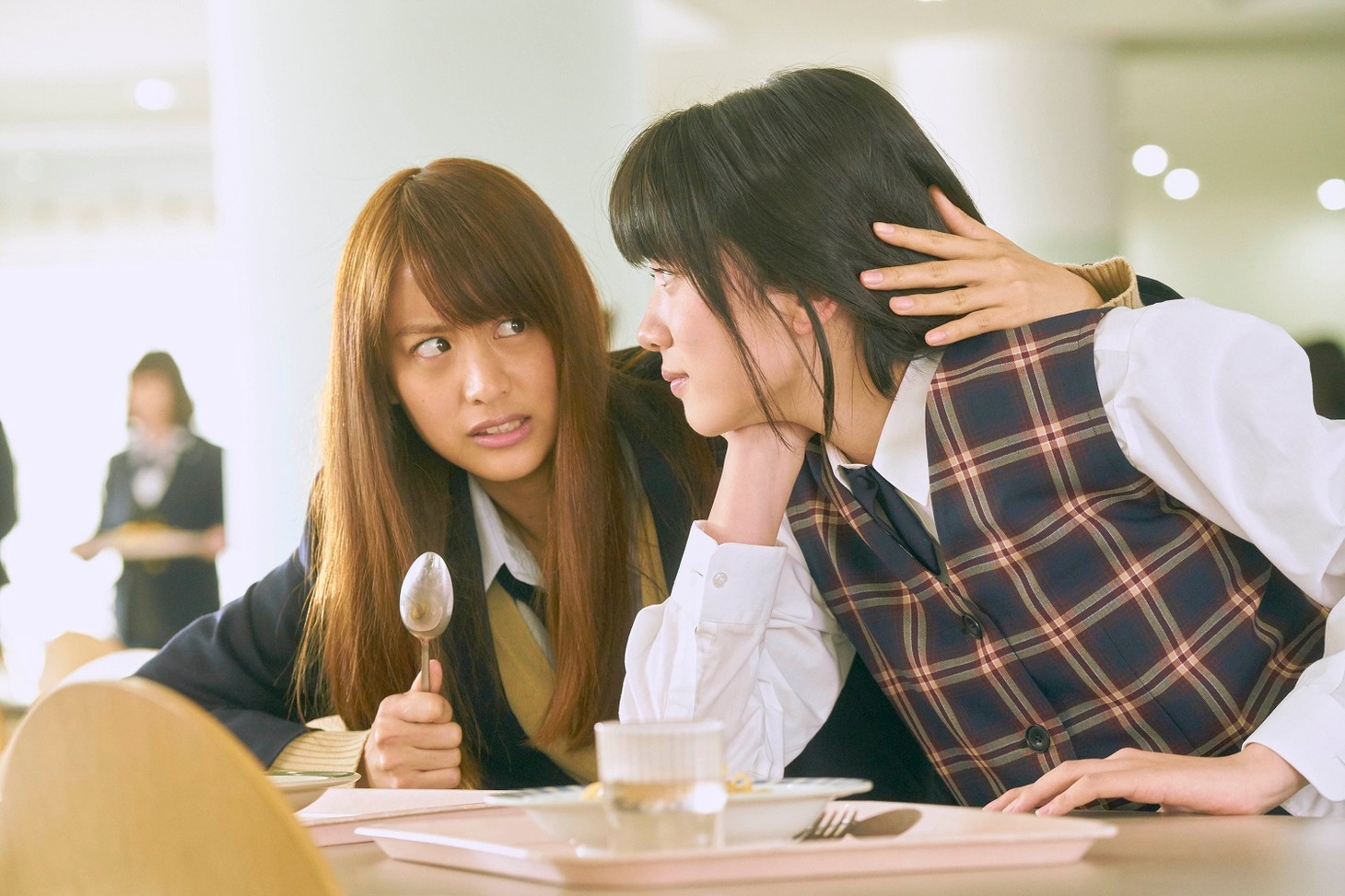 映画「ピーチガール」の新場面カット。