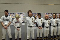 囲み取材の様子。