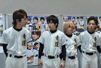 囲み取材の様子。