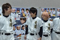 囲み取材の様子。