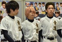 囲み取材の様子。