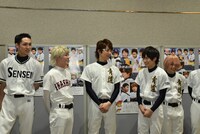 囲み取材の様子。