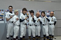 囲み取材の様子。