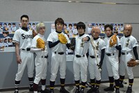 左より真木洋介役の本川翔太、成宮鳴役の小西成弥、御幸一也役の和田琢磨、沢村栄純役の小澤廉、小湊春市役の深澤大河、倉持洋一役の葉山昴、小湊亮介役の椎名鯛造。