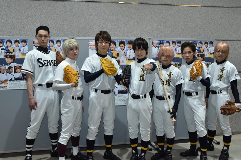 左より真木洋介役の本川翔太、成宮鳴役の小西成弥、御幸一也役の和田琢磨、沢村栄純役の小澤廉、小湊春市役の深澤大河、倉持洋一役の葉山昴、小湊亮介役の椎名鯛造。