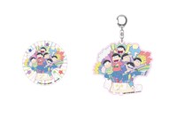 購入特典の「描き下ろし でかアクリルキーホルダー」（右）と「描き下ろし でか缶バッジ」（左）。