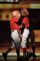 ゲネプロ公演より、左から河城英之介演じる子供時代の小湊春市、榎本陸演じる子供時代の小湊亮介。