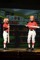 ゲネプロ公演より、左から河城英之介演じる子供時代の小湊春市、榎本陸演じる子供時代の小湊亮介。