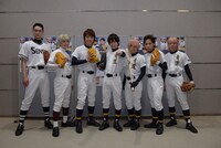 左より真木洋介役の本川翔太、成宮鳴役の小西成弥、御幸一也役の和田琢磨、沢村栄純役の小澤廉、小湊春市役の深澤大河、倉持洋一役の葉山昴、小湊亮介役の椎名鯛造。