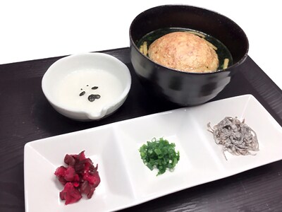 コラボカフェで販売される「アザラシ君の明石焼き風ばくだん焼～どうかひと思いに～」。