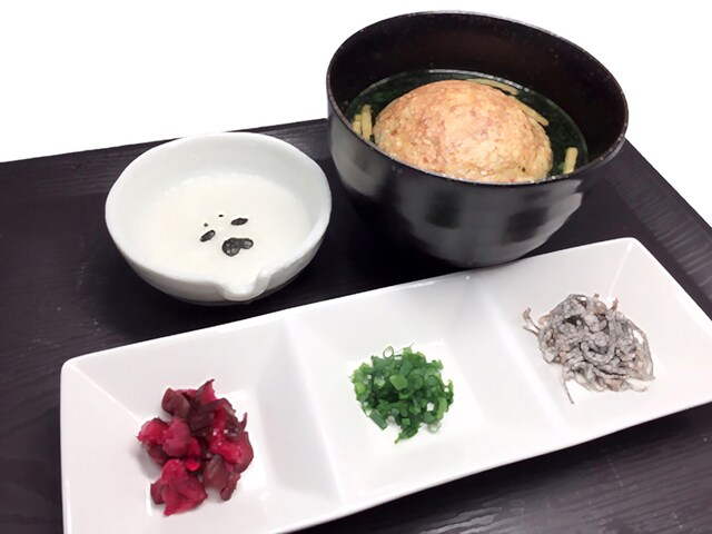 コラボカフェで販売される「アザラシ君の明石焼き風ばくだん焼～どうかひと思いに～」。