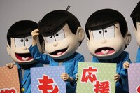 左からおそ松、カラ松、チョロ松。