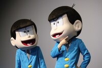 ポーズを決めるカラ松（右）と、何か言いたげなおそ松（左）。