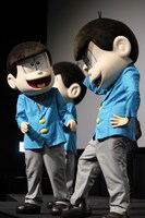 ポーズを決めるカラ松（右）と、何か言いたげなおそ松（左）。