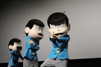 カメラに向かってポーズを決めるカラ松。